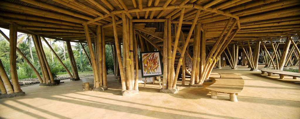 Zu sehen sind die Innenräume der Green School auf Bali