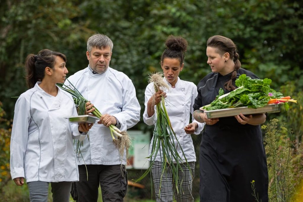 Zu sehen ist ein gruppenfoto vom Team der Gastronomie im Umwelt-Bildungszentrum Berlin
